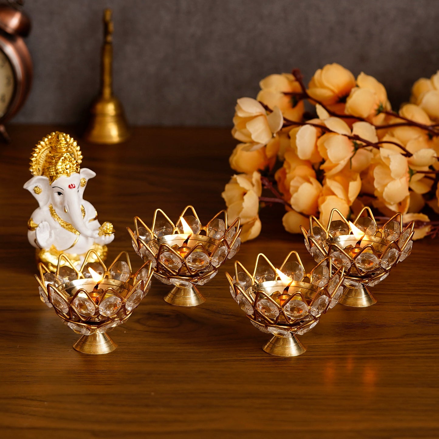 eCraftIndia Set of 4 Lotus Shape Crystal Tea Light Holder k72d12-5v